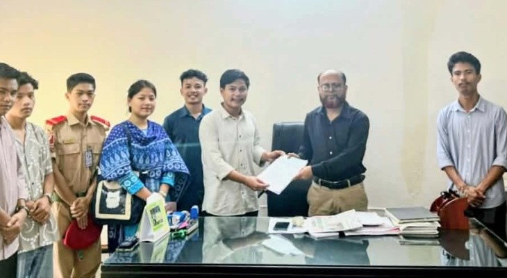 কুবিতে আদিবাসী শিক্ষার্থীদের ৩ দফা দাবিতে রেজিস্ট্রারকে স্মারকলিপি
